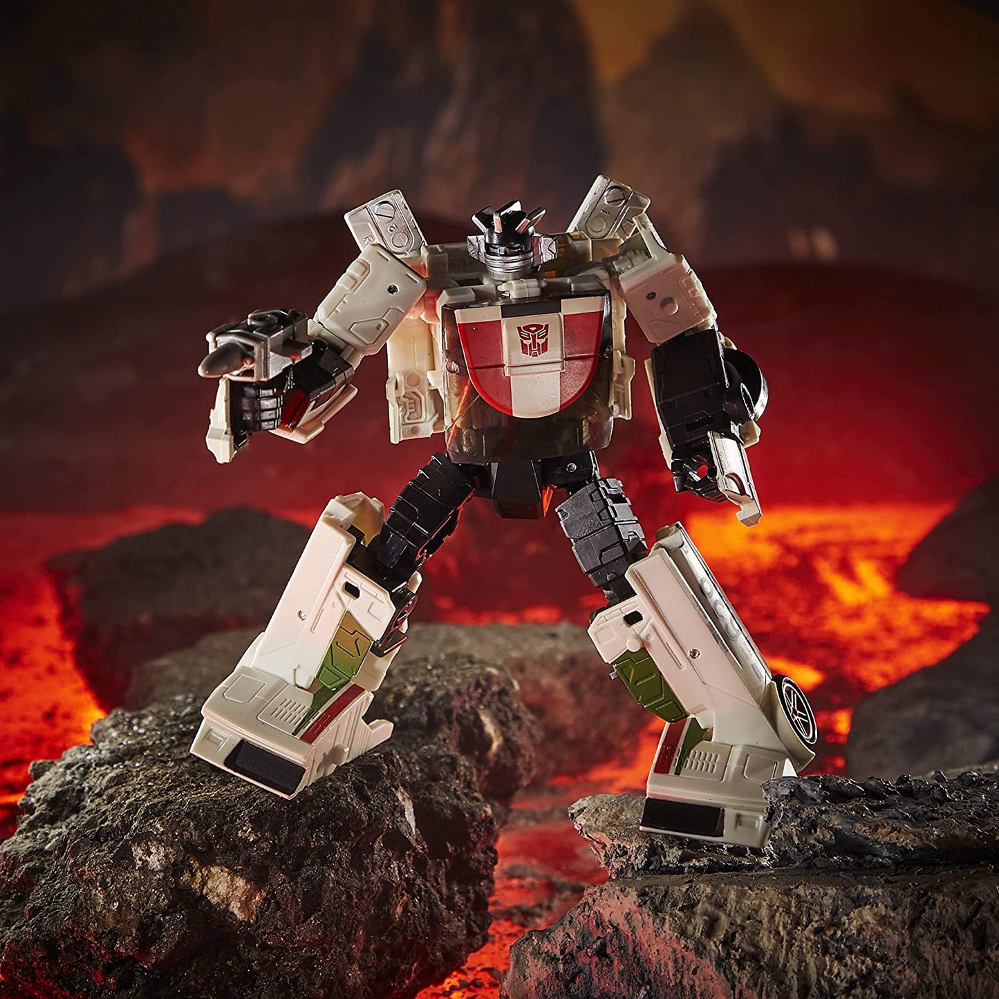 Transformers Toys Generations War for Cybertron: Kingdom Deluxe WFC-K24 Wheeljack Action Figure - Kids Ages 8 and Up, 5.5-inch