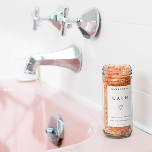 HERBIVORE Calm Soaking Bath Salts – Natural Himalayan Pink Salt, Moisturizing + Relaxing, Ylang Ylang & Vanilla, Plant-Based, Vegan, Cruelty-Free, 8 oz