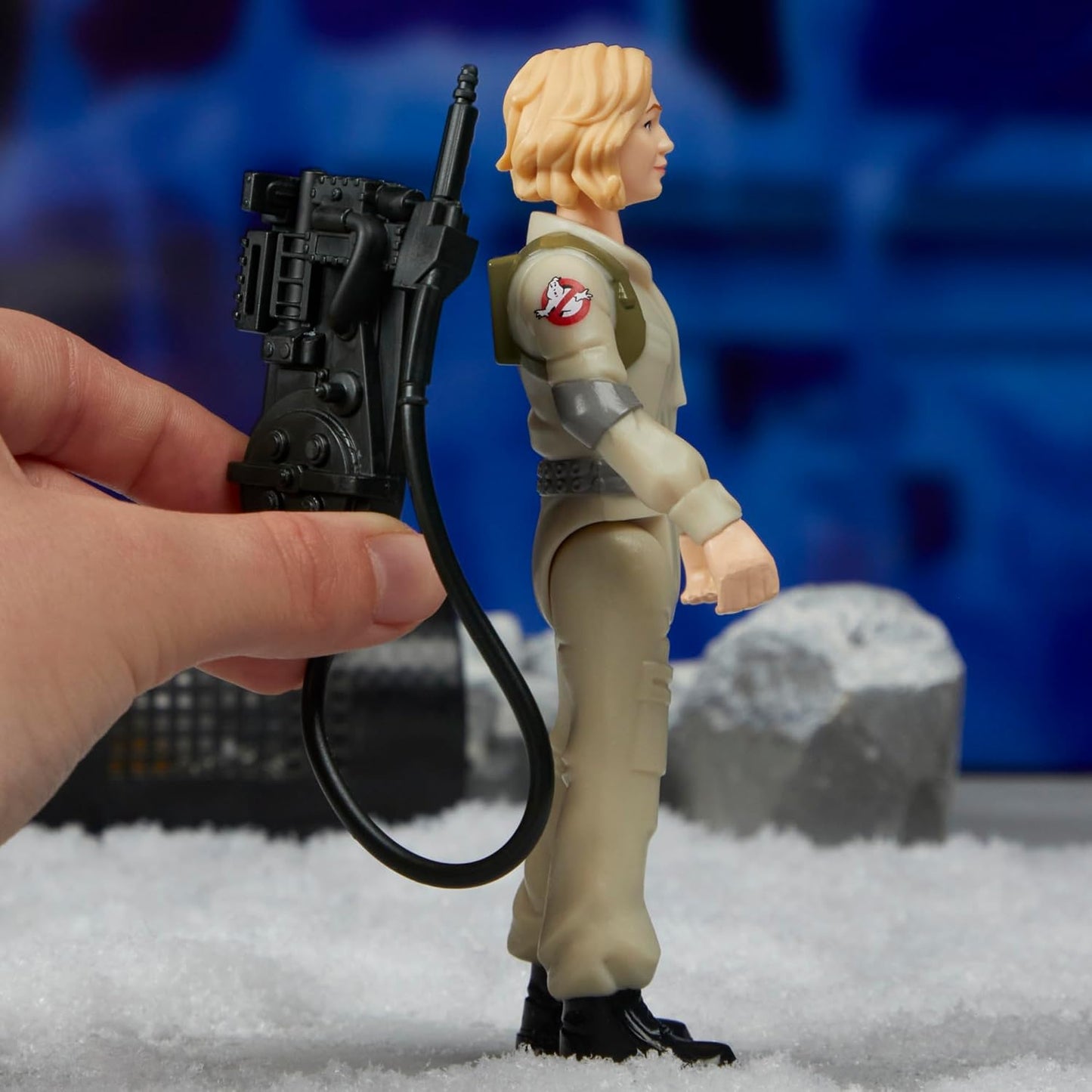 Ghostbusters Fright Features Callie Spengler Action Figure with Ecto-Stretch Tech Possessor Ghost Toy Accessory, Toys for Kids Ages 4+