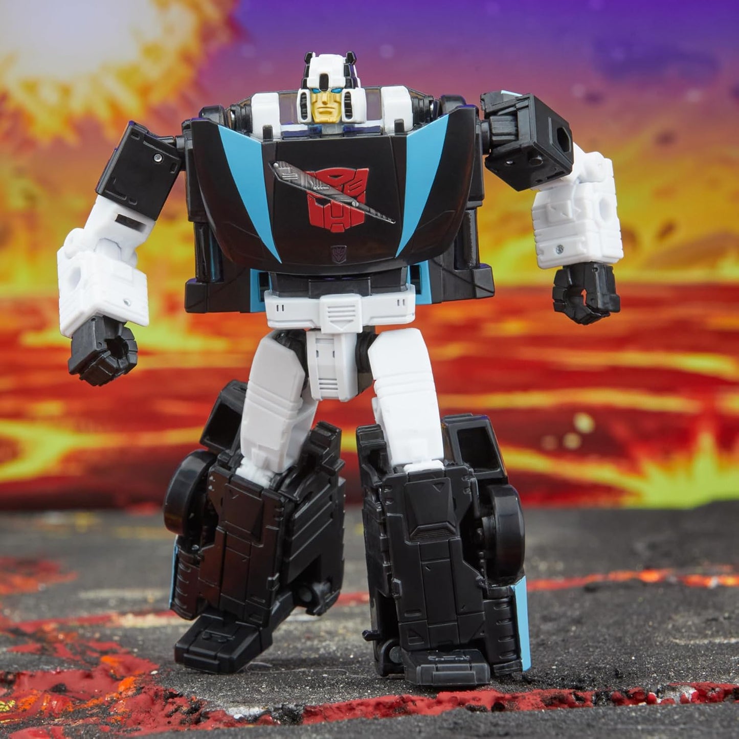 Transformers Legacy Deluxe Class Armada Universe Wheeljack, 5.5-inch Converting Action Figure, 8+