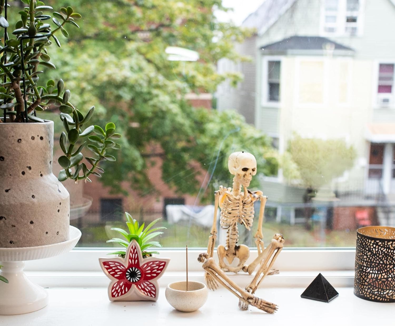 Stranger Things Demogorgon 3-Inch Ceramic Mini Planter with Artificial Succulent | Small Flower Pot, Faux Indoor Plants For Desk Shelf, Home Decor Trinket Tray | Horror Movie Gifts and Collectibles